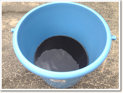 この真っ黒な汚水が洗浄後のエアコン内部の汚れです！